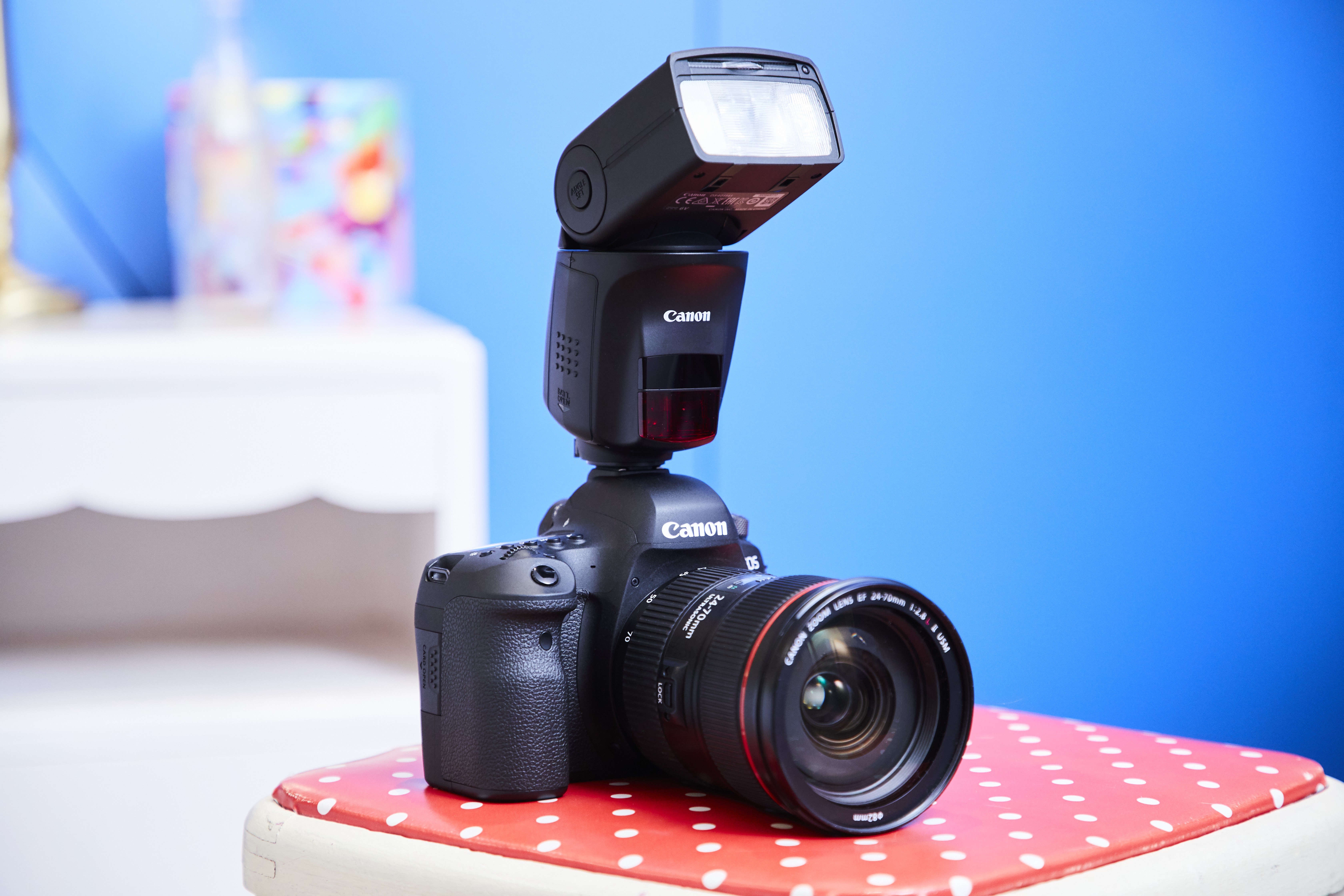 The world’s first flash equipped with AI Bounce the Canon Speedlite
